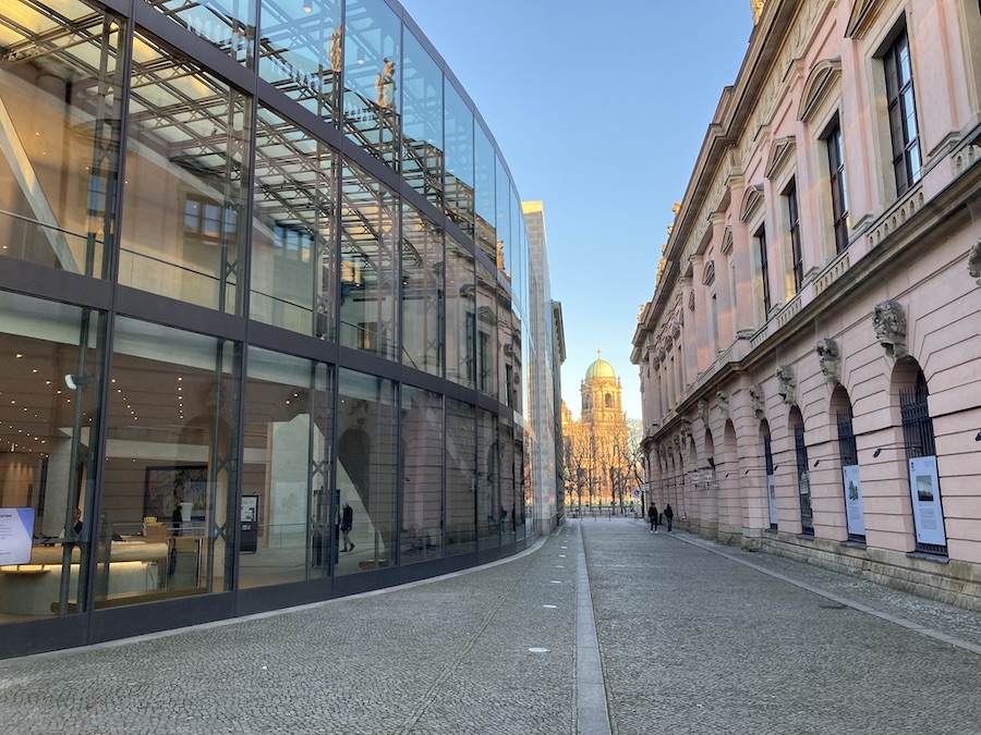 Neubau (links) und Altbau (Zeughaus, rechts) des DHM