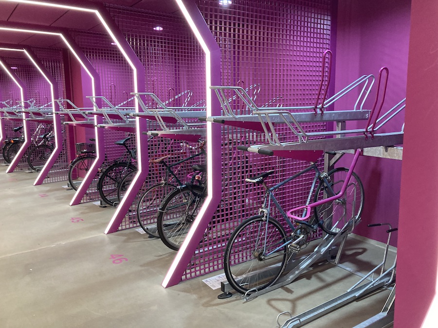 Die Fahrradhalle mit Bügelständern für die billigen Räder.