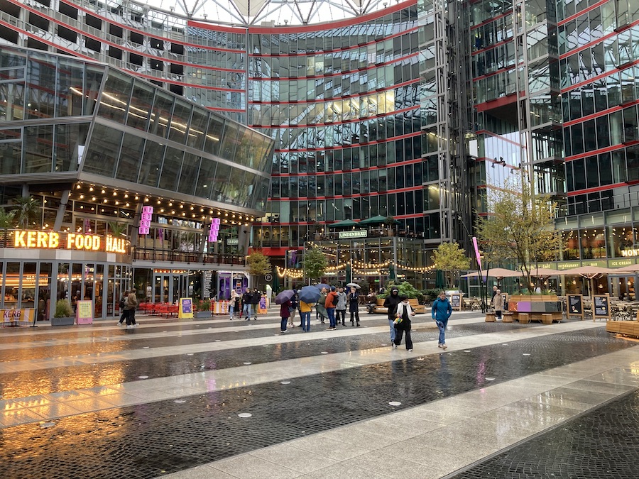 Das fast leer stehende Sony-Center im Regen