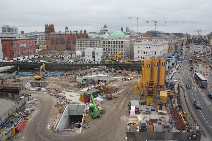 Die Schloß- und U-Bahnbaustelle vom Aussichtsturm aus. Rechts die B2 (Unter den Linden).