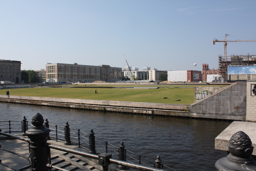 Der Palast war 2010 abgetragen und die Fläche wieder frei (Juli 2010)