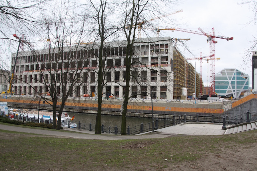 Das Stadtschloß ist betoniert und am Gerüst rechts wird es mit Ziegeln wieder auf alt gemacht (März 2016,)
