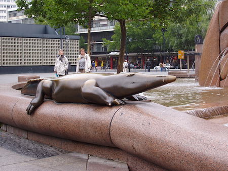 Der Brunnen war um 2006 ein zentraler Punkt des Platzes
