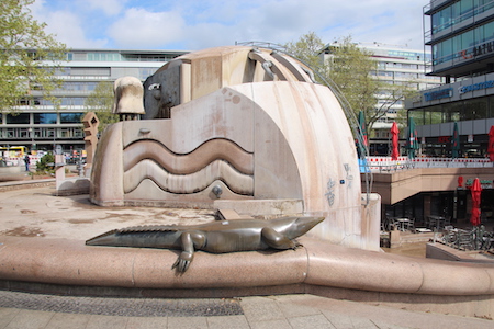 Knapp zwanzig jahre später steht viel leer, der Brunnen verganmelt und der Platz wirkt „arm, aber <nicht mehr> sexy“