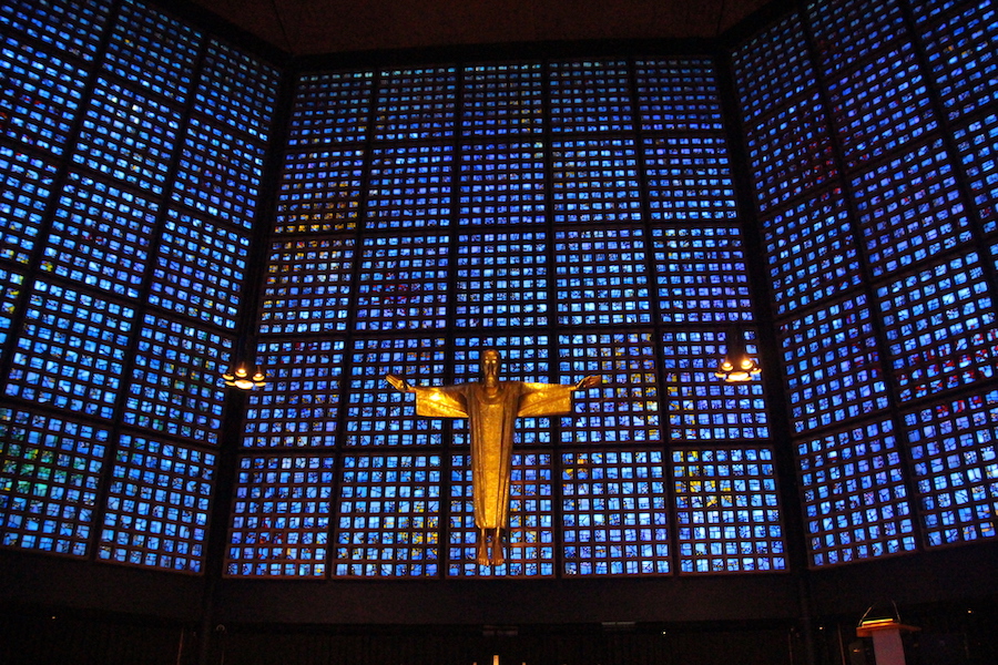 Die neue Gedächtniskirche von innen (Altarseite)