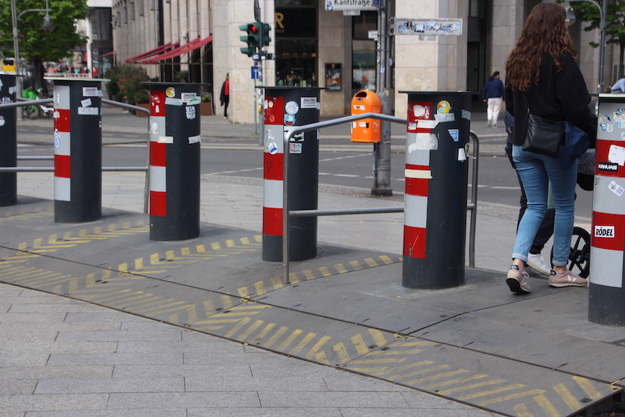 Massive Poller sollen den Breitscheidplatz nun schützen.
