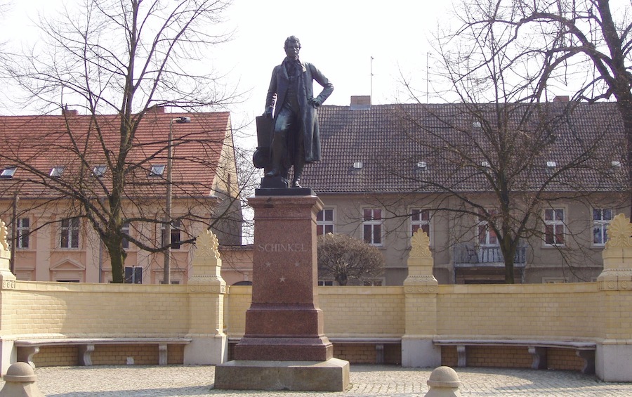 Das Schinkeldenkmal liegt nur ein paar Schrtte vom ehemaligen Gymnasium entfernt