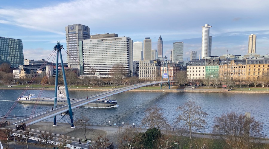 Blick vom Dach über den Main und den Holbeinsteg