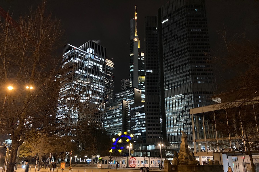 Nächtliches Bankenviertel aus der Perspektive um die Oper