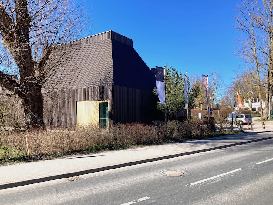 Das Kunstmuseum sieht von weitem aus wie eine Scheune, aber innen ist es eine andere Welt.