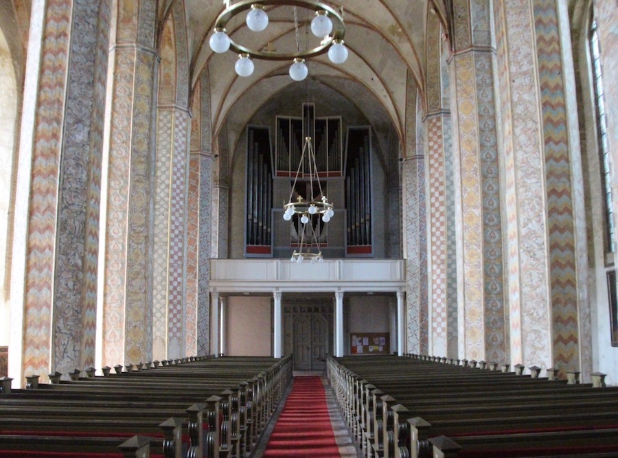 Der Innenraum mit der Orgel