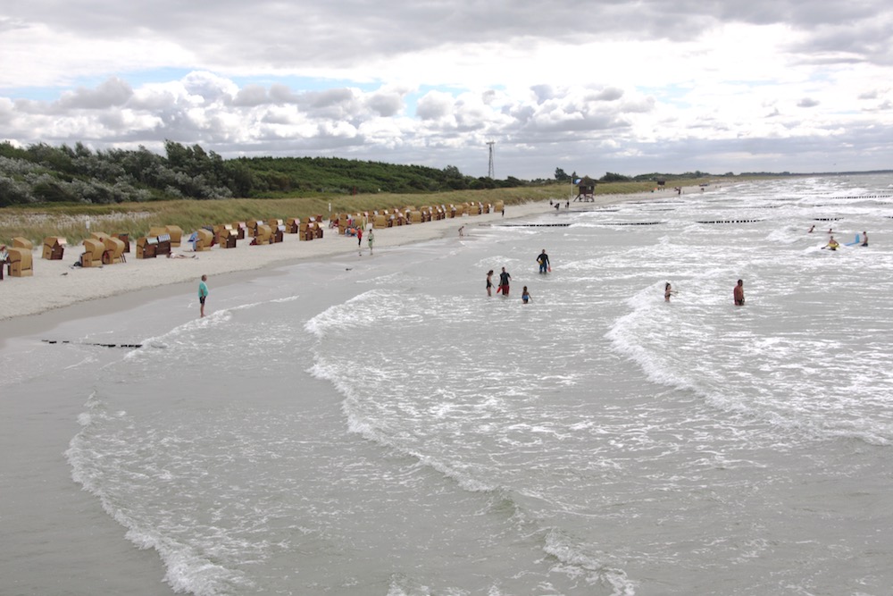 Der Strand ist feinsandig, gut für Kinder geeignet und gegen den Wind kann man sich schützen.