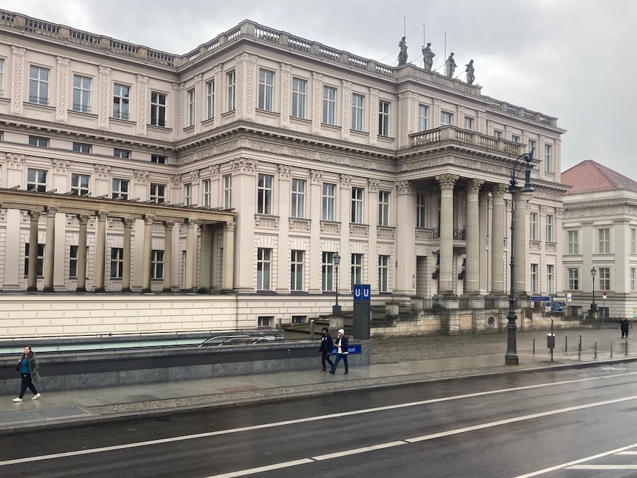 Das neu aufgebaute Kronprinzenpalais „‚Unter den Linden“