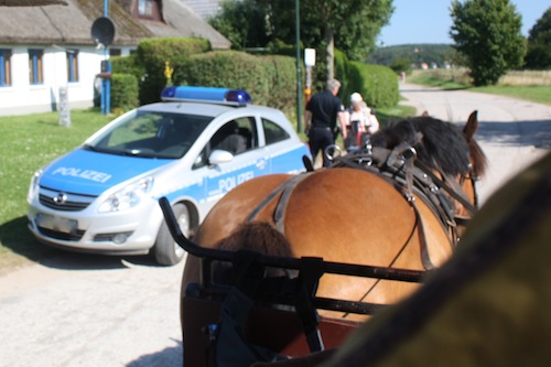 Die Polizei kontrolliert einen Rollstuhl auf Hiddensee