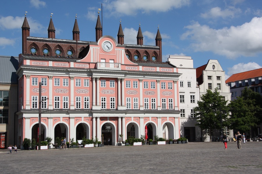 Vom gotischen Rathaus sieht man nur noch die Schmuckgiebel