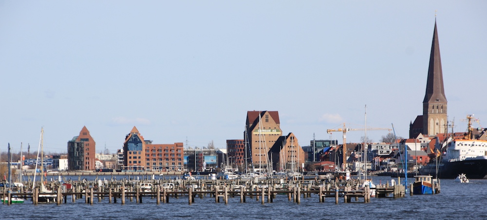 oben:  Die Rostocker Skyline von der Warnow aus
