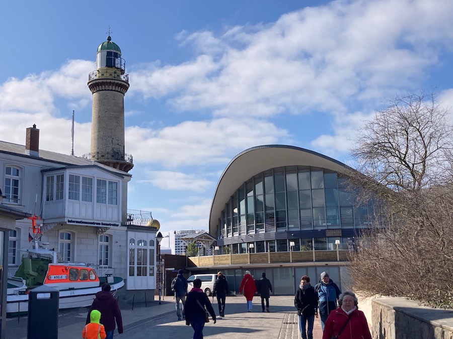 Warnemünder Leuchtturm und Teepott - das kennt man.