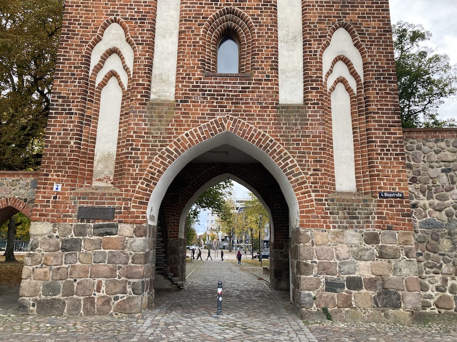 Das Friedländer Tor, eines der vier Tore, durch die man bis heute in die Altstadt läuft.