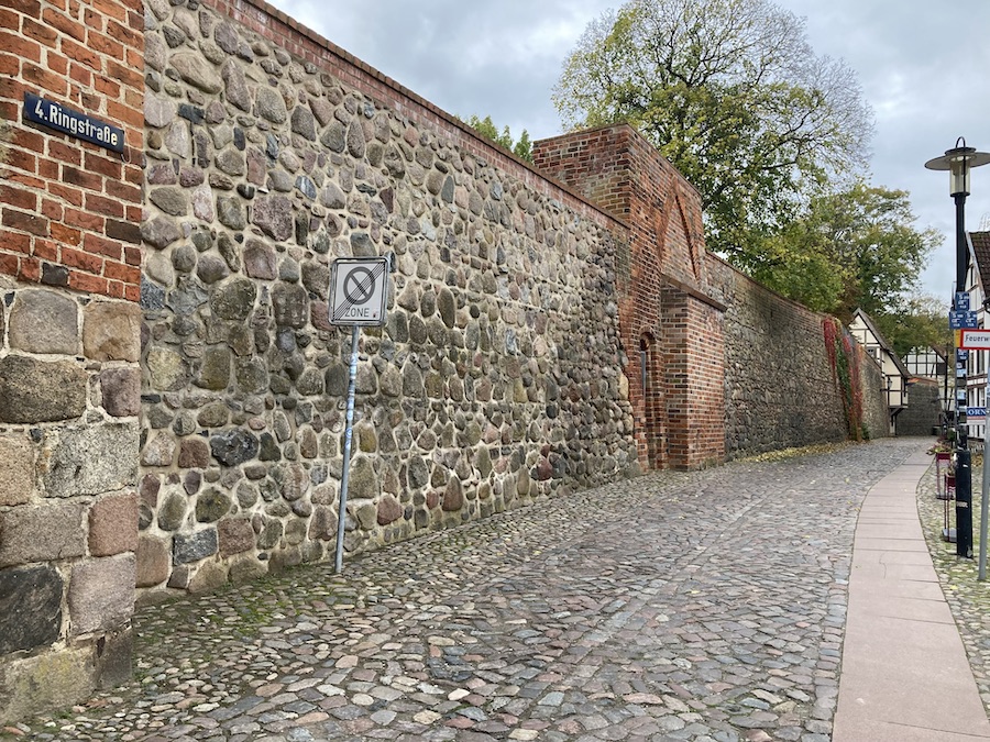 Die Stadtmauer geht bis heute rnd um die Altstadt.