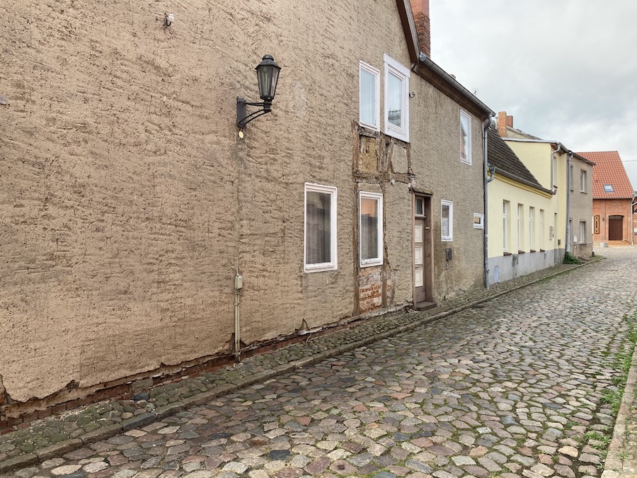 In der Fritz-Reuter-Straße treffen alte DDR und Ergebnisse des Soli aufeinander