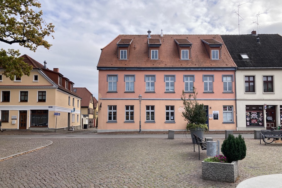Der Marktplatz ist so wie in vielen alten Kleinstädten wie z.B. Usedom