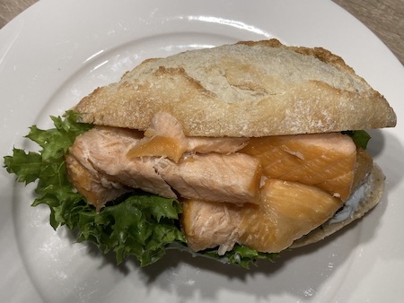 Fischbrötchen mit zentimeterdicken Lachs