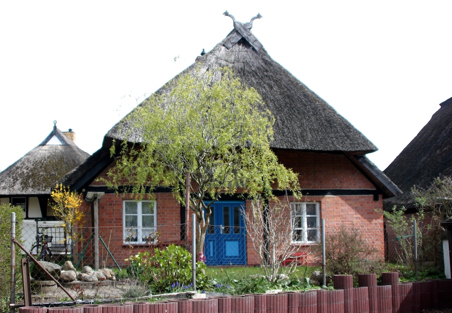 Typisches Wustrower Kapitänshaus mit Giebelfiguren und prunkvoller Haustür.