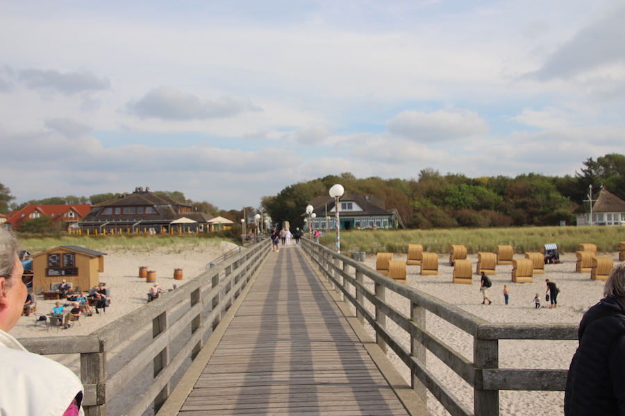 Die Wustrower Seebrücke im Sommer