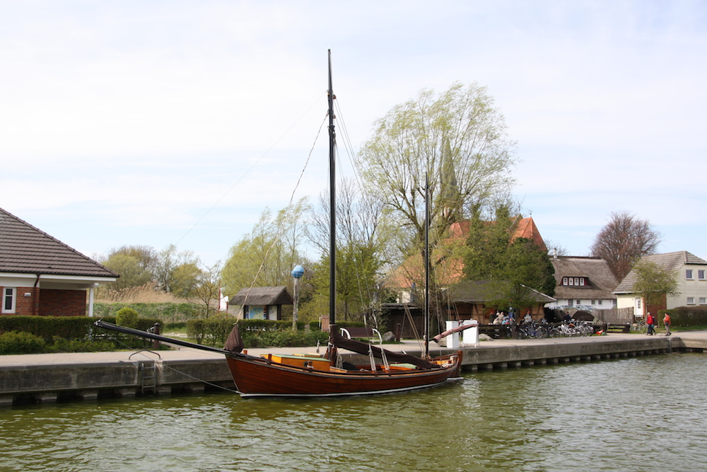 Der Boddenhafen liegt fast in der Stadt