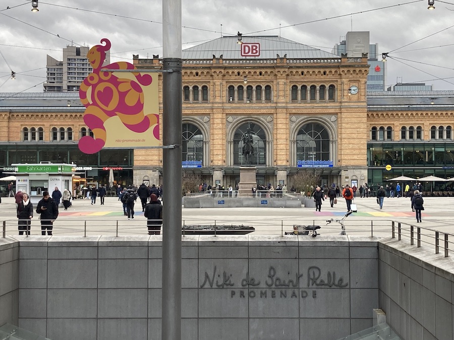 Die Niki-de-Saint-Phalle-Promenade vor dem Hannoveraner Bahnhof