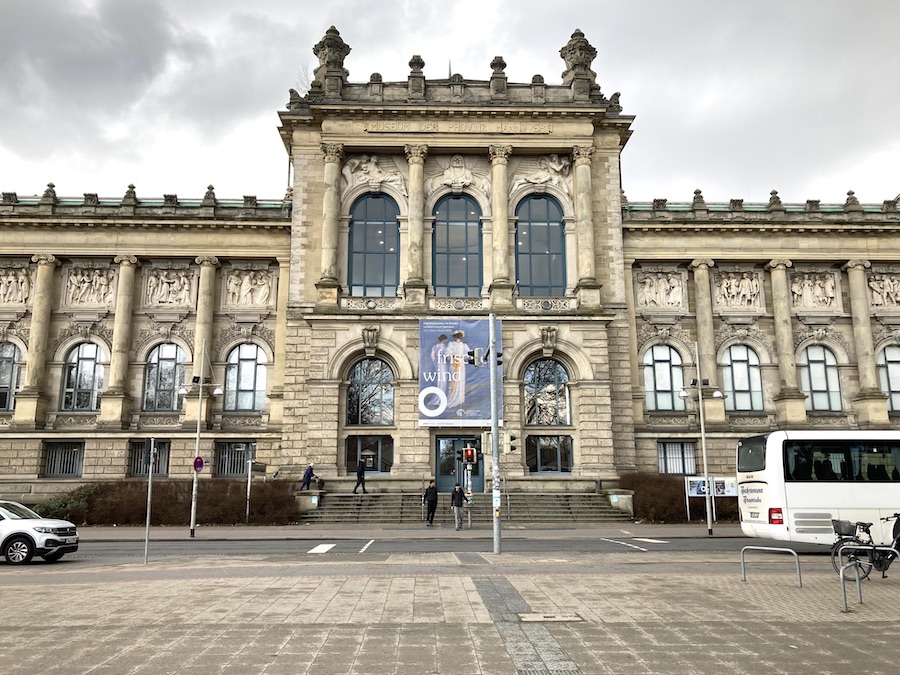 Das Weltenmuseum links neben dem Rathaus beherbergt eine große Kunstsammmlung