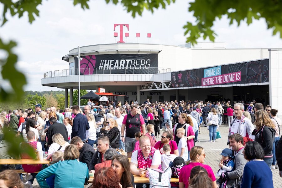 Der Telekom Dome an der A 565, Ausfahrt Hardtberg