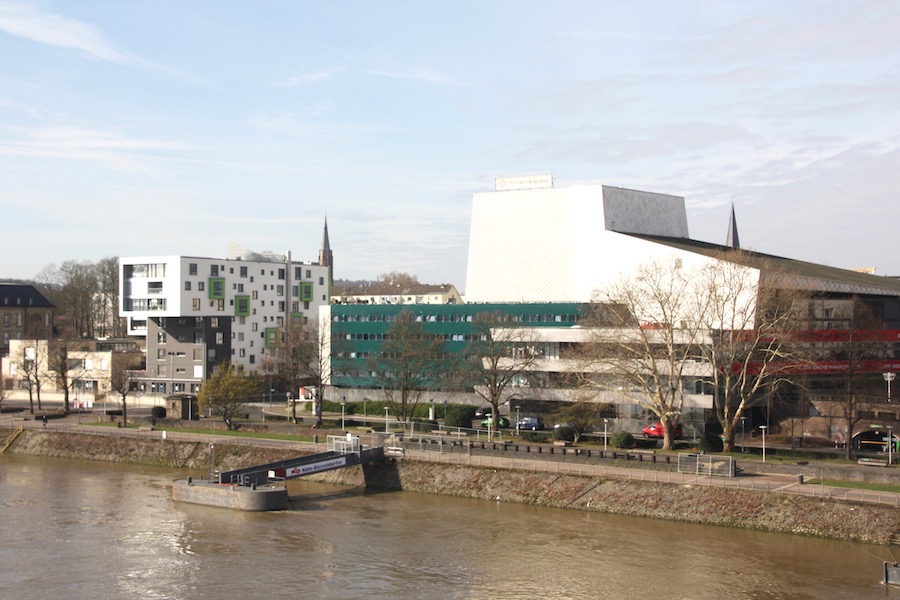 Die Bonner Oper von der Kennedybrücke aus