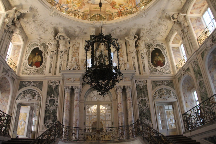 Nach oben steigt man ins Licht empor und noch weiter oben sieht man sozusagen Gott.