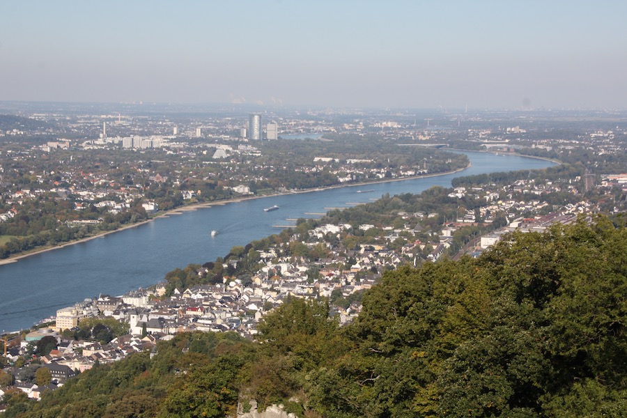 Blick vom Drachenfels: Königswinter ligt rechts, Bonn liegt links und rechts