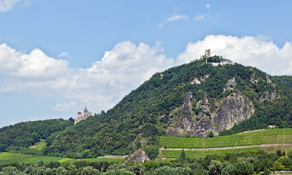 links die Drachenburg, rechts der Drachenfels