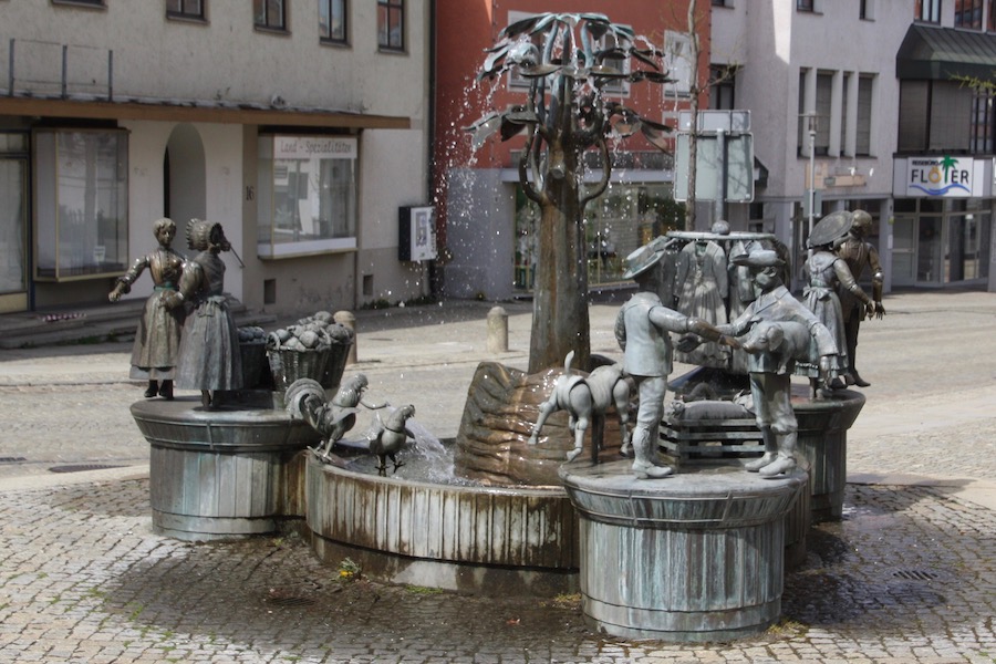 Der Brunnen besteht aus vielen beweglichen Figuren