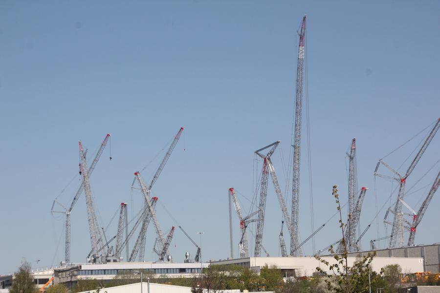 Der Showroom der Firma Liebherr von der B311 aus gesehen