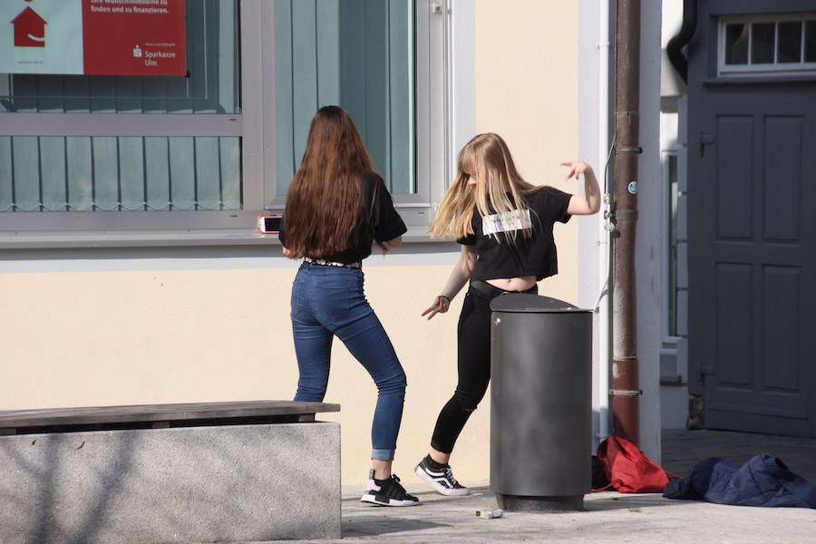 Zwei Mädchen drehen ein Selfie und haben ordentlich Spaß dabei. -