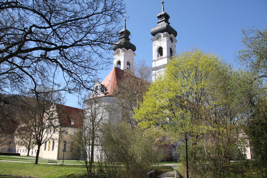Der Zusammenfluß der beiden Quellflüsse Aach I und Aach II an der Klostermauer.
