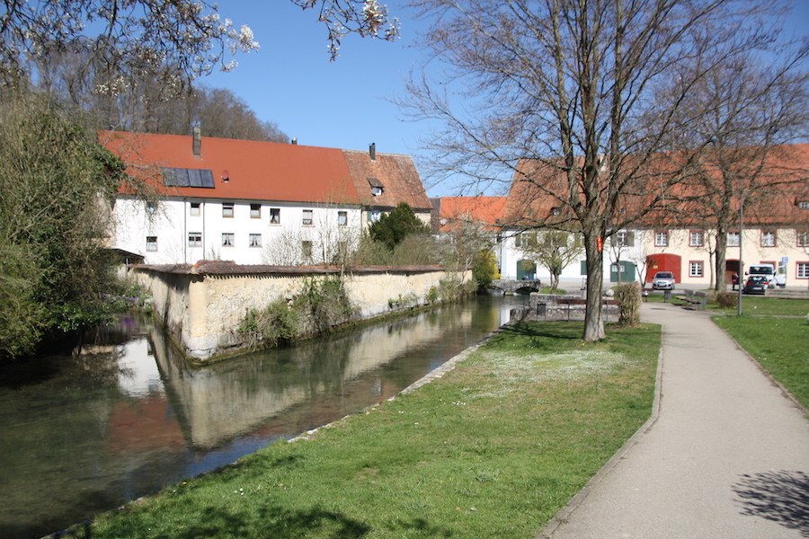 Der Zusammenfluß der beiden Quellflüsse Aach I und Aach II an der Klostermauer.