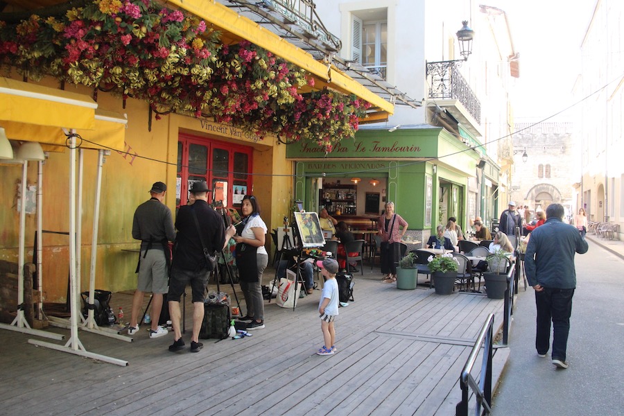Am Café von van Gogh findet Malunterricht statt.