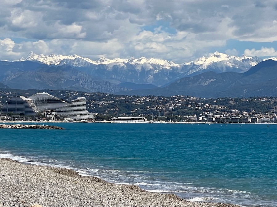Blick von Antibes auf die Skyline von Villeneuve-Loubet