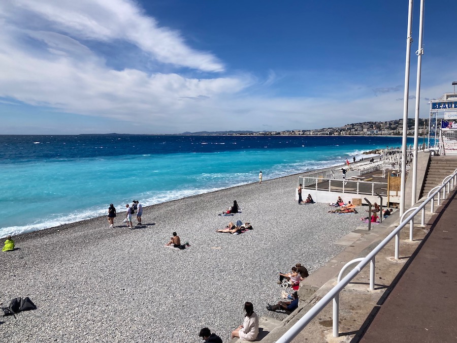 Der Strand von Nizza  Richtung Cannes von der Promenade des Anglais