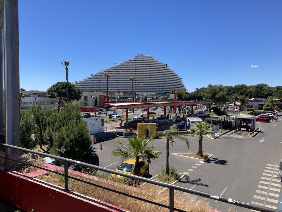 Intermarche an den Hochhäusern - mit Parkhaus, Rolltreppen und Tankstelle
