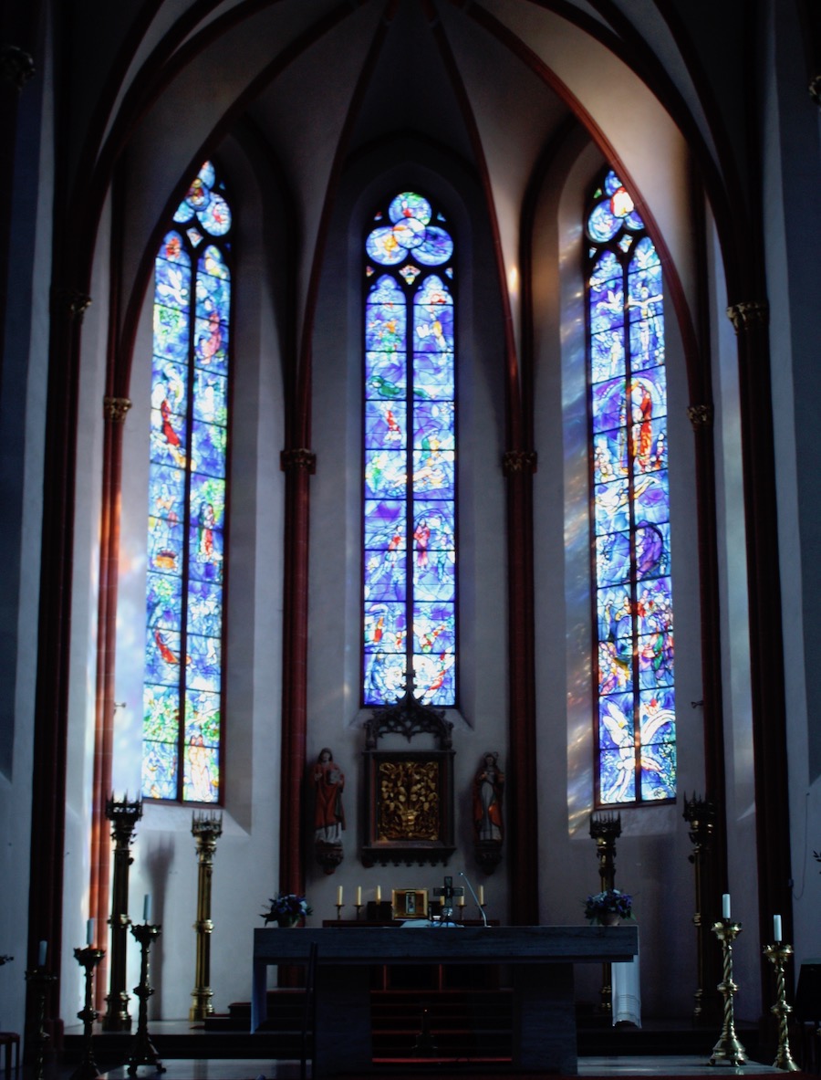 Chagalls Fenster im Chorraum von St. Stefan, Mainz