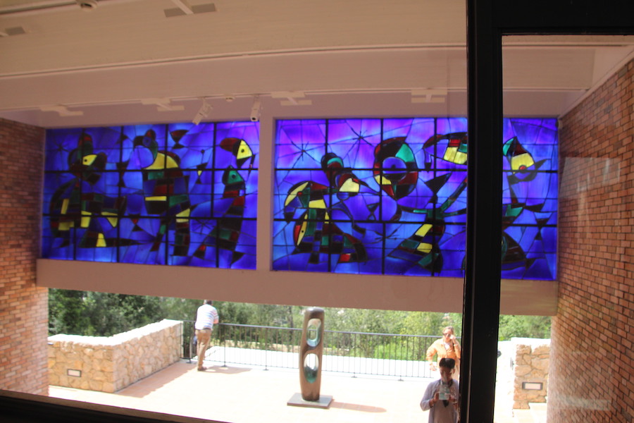 Das Miro-Fenster vor dem Gebäude