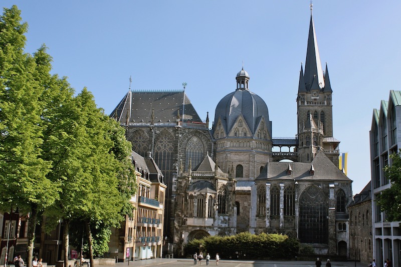 Der Aachener Dom war Karls wichtigste Residenz - sein Thron steht dort noch heute