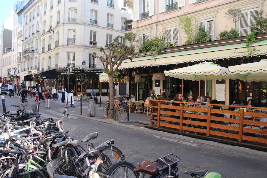 Volle Cafés und Restaurants ab etwa 20:00 Uhr