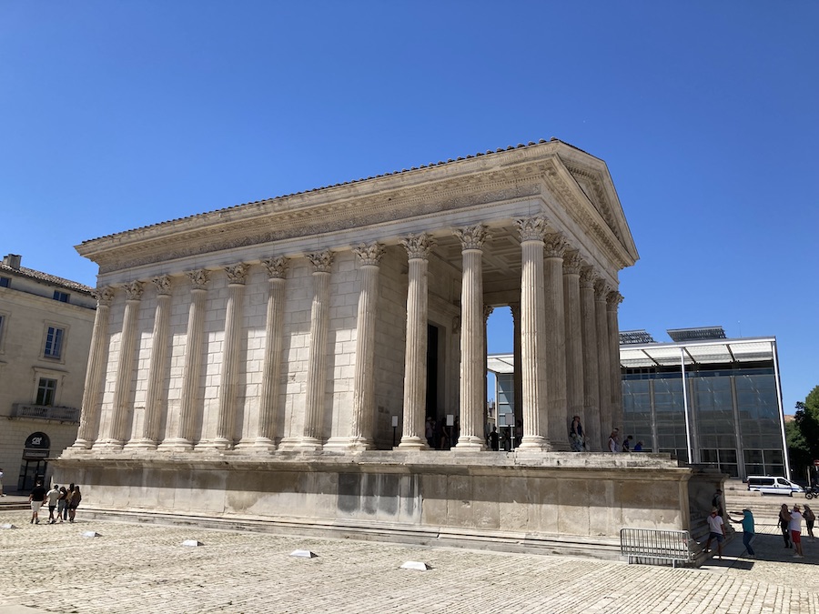 Der römische Tempel hat die ganzen Wirren gut überstanden und steht als „Maison Carrée“ in der Innenstadt.